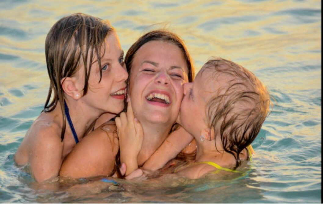 Systrarna Emmy, Tilde och Tuva på semester. Bild: kanal5