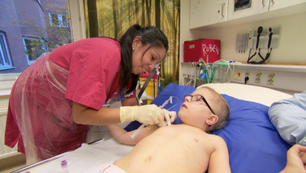 Läkarna upptäckte en tumör när Tuva var två år. Nu har hon gått igenom tre behandlingar för att bekämpa cancern. Bild. Kanal5