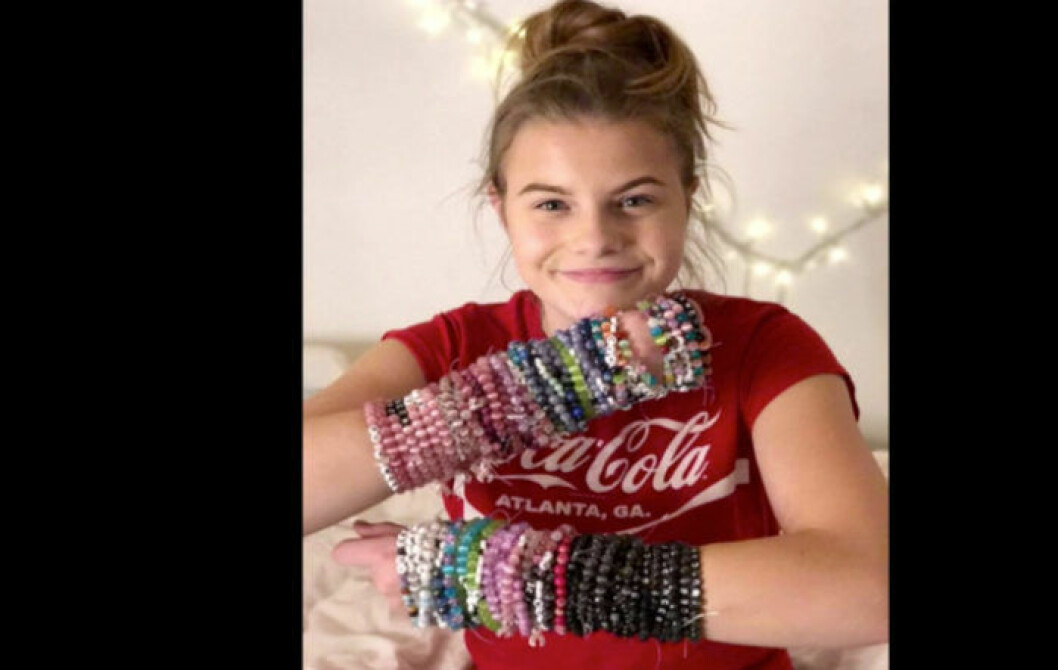 Tilde gör och säljer armband i kampen mot cancer. Vinsten har bland annat gått till en fjällstuga där drabbade familjer kan få vara. Bild. kanal5