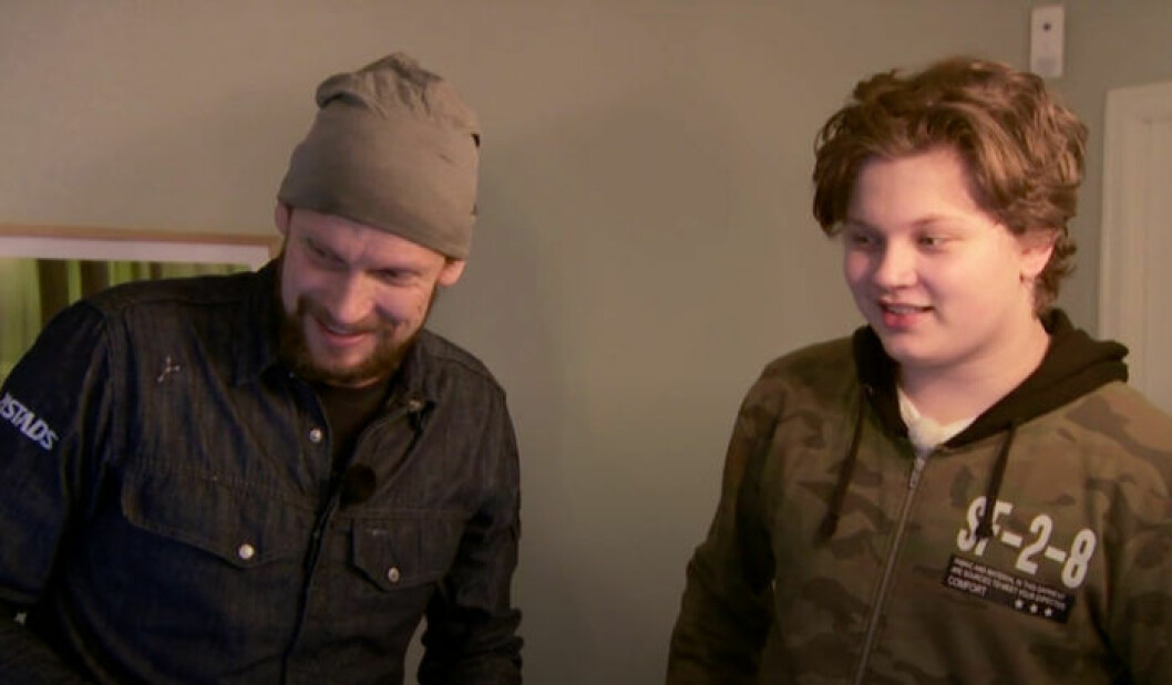 Jesper tillsammans med Johnnie Krigström i ”Sofias änglar”. Bild: Kanal 5 Johnnie Krigström tillsammans med Jesper i