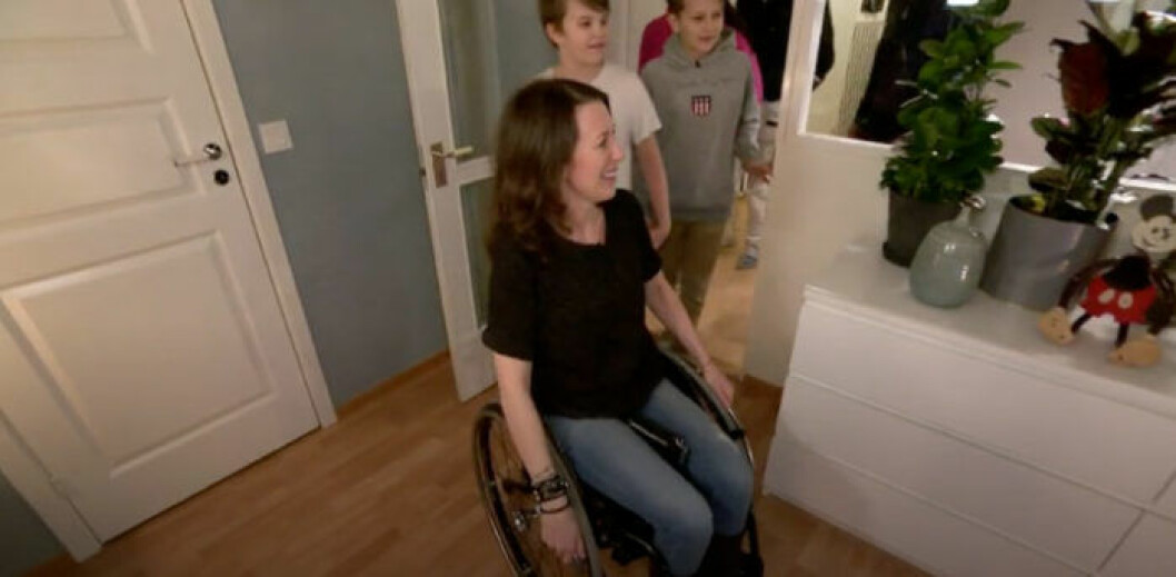 Tina och barnen får se sin lägenhet efter renoveringen för första gången. Bild: Kanal 5