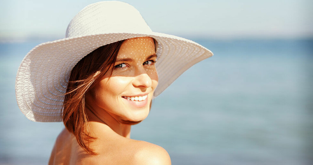 Under sommarhalvåret får vi D-vitamin från solen. En kvinna i hatt solar sig på stranden. Under sommarhalvåret får vi D-vitamin från solen.