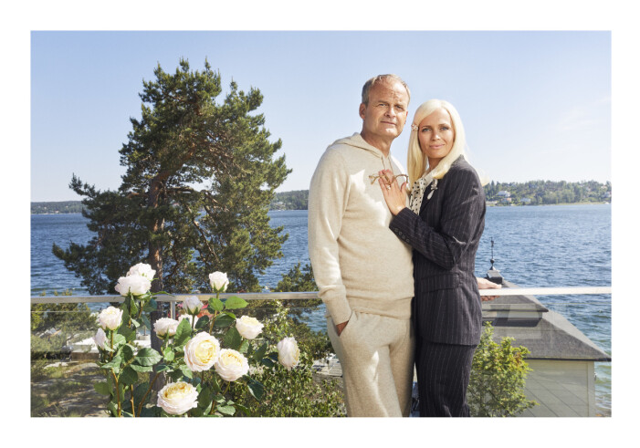 Johan Rheborg och Josephine Bornebusch håller ihop.