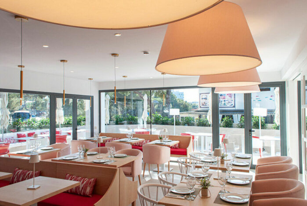 Inredningen är feminin i både färg och form. Restaurang Som Dona