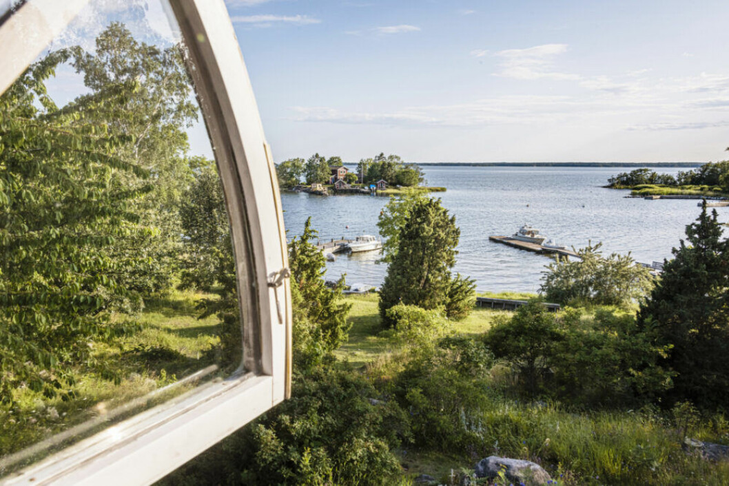 Att resa under påsk bidrar inte bara till smittspridning, utan riskerar också att belasta den vanliga vården på mindre orter, därför bör alla följa rekommendationerna att stanna hemma tycker Matilda Nygren. Sommarstuga i skärgården