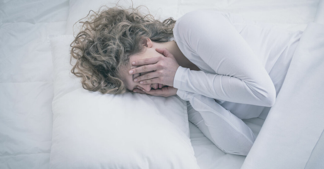 Kvinna som sover dåligt på grund av sin tarmflora.