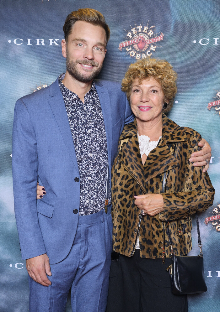 Amelia med sonen Filip Adamo, på premiären av Peter Jöbacks "Med hjärtat som insats" från 2018. Foto: Karin Törnblom/TT. Filip Adamo och Amelia Adamo på röda mattan.