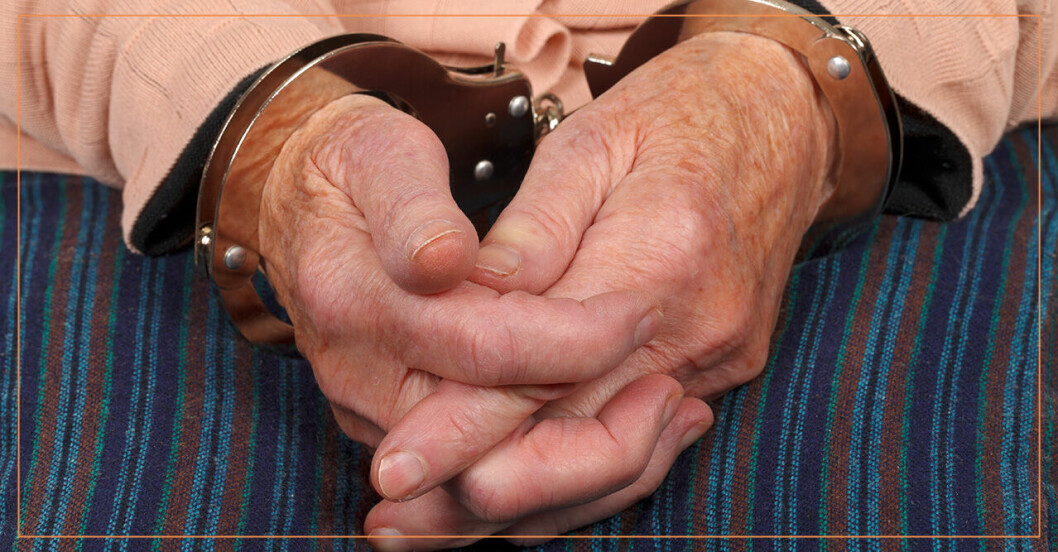 Händerna av en äldre kvinna som bär handklovar