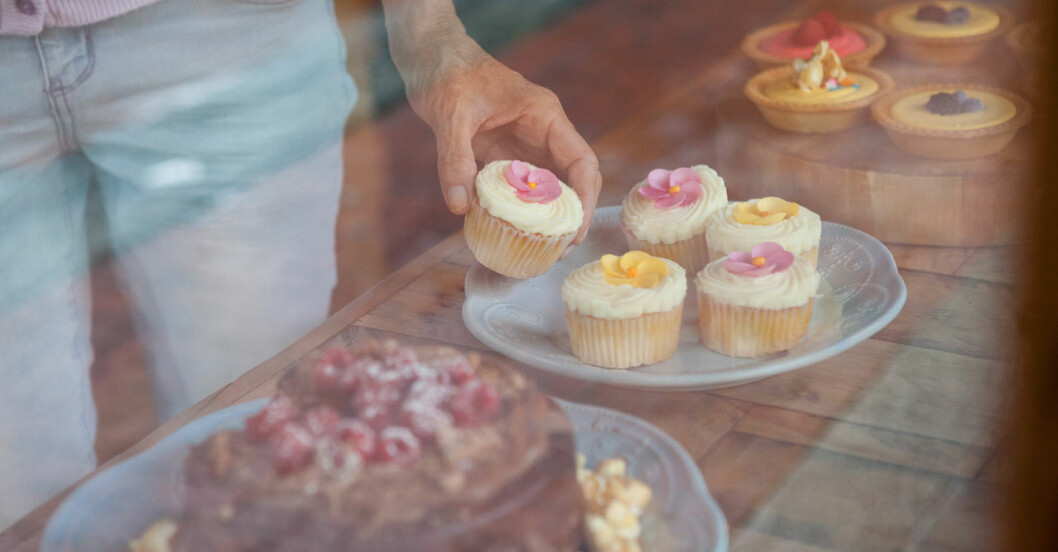Kvinna tar en cupcake