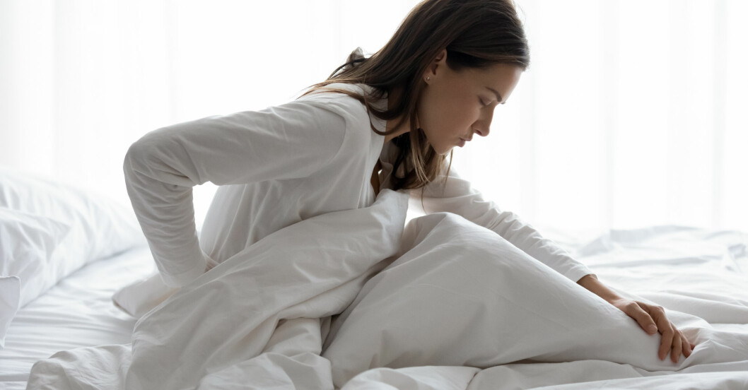 Kanske kan rätt sovställning göra att du inte vaknar med lika värk. kvinna sover i fel sovställning och får ont i ryggen