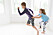 Barn som tränar tillsammans och springer 