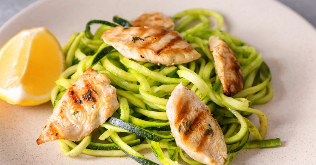 Gör egen spagetti av squash för att spara kalorier. Byt vanlig spagetti mot squashspagetti för att kapa kalorier.