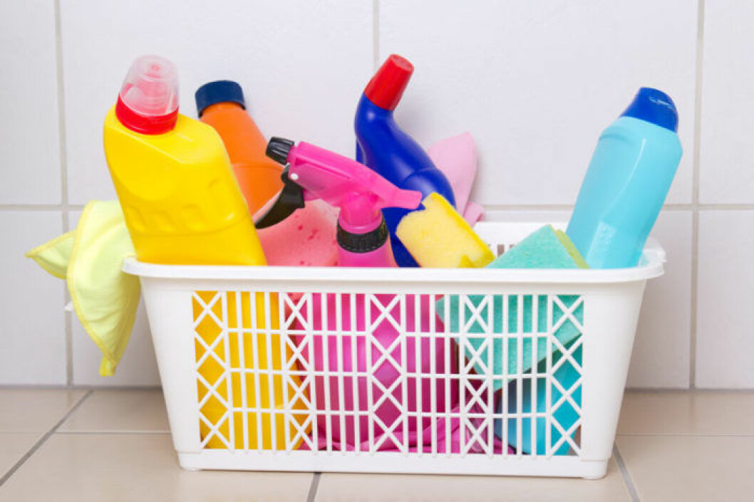 Förvara städprodukterna där du vet att du kommer behöva dem. Bild: Shutterstock/IBL