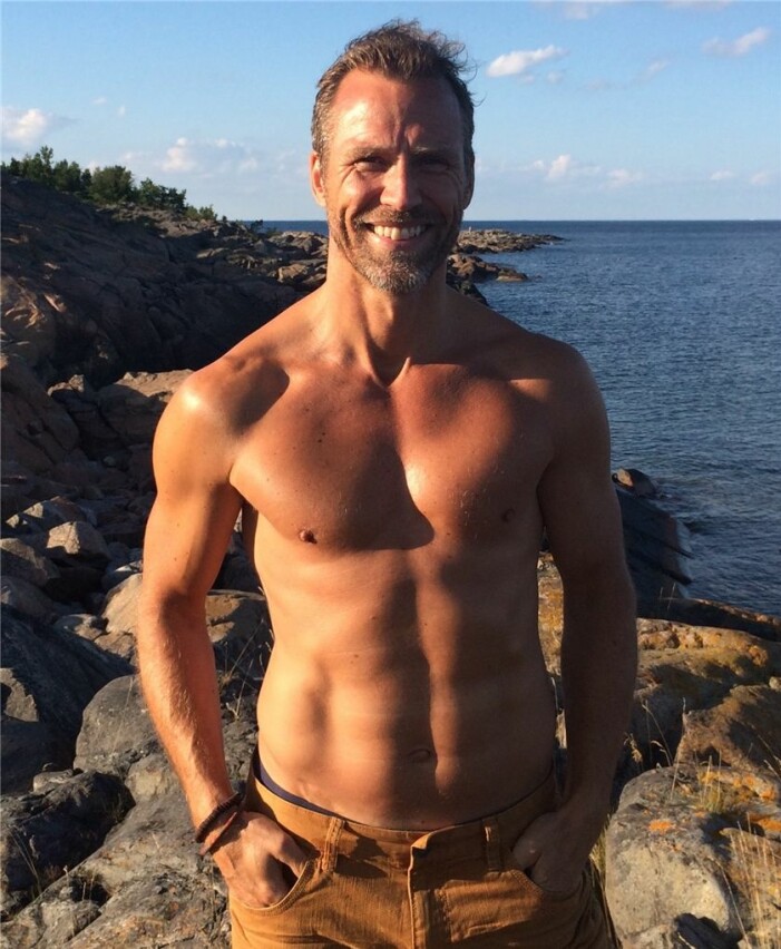 Privat bild tagen "sommaren 2015", beskriver Christian på Stagepool-profilen. Christian Bauer står i bar överkropp på en strand