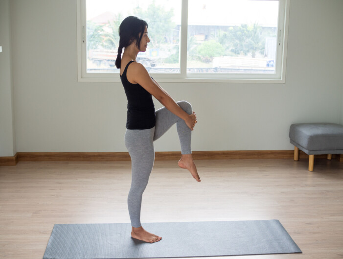 kvinna tränar balans med enkel övning