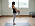kvinna tränar balans med enkel övning