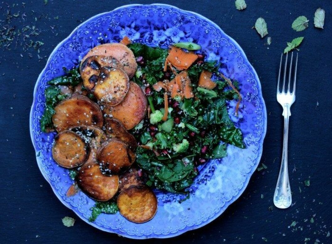 Stekt sötpotatis med hampa och granatäpple