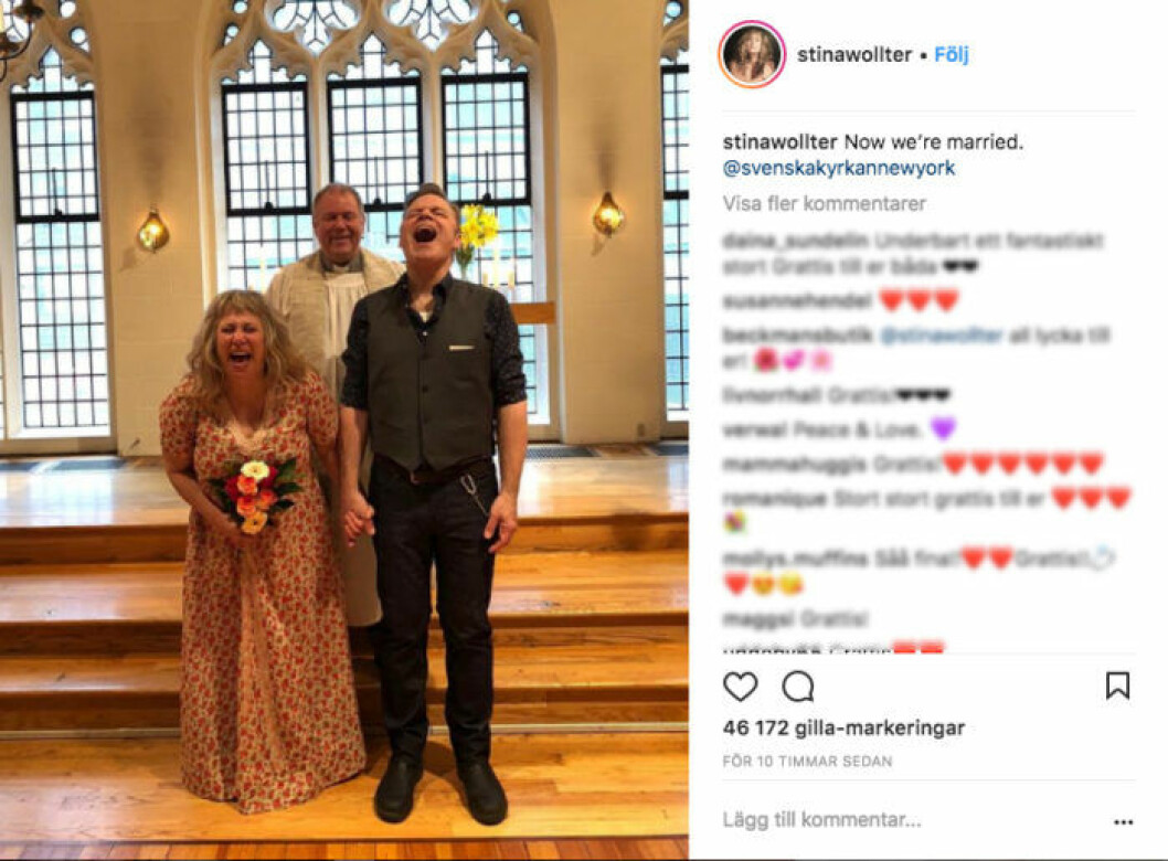 Efter över 20 år som förlovade har Stina Wollter och kärleken Micke Olsson gift sig. Bild. Instagram @stinawollter Stina Wollter har gift sig med kärleken Micke Olsson berättar hon själv på Instagram.
