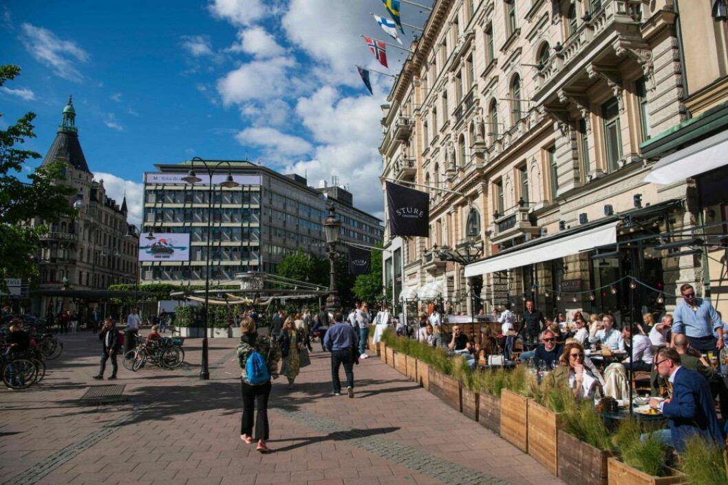 <em>Speciellt Stockholm har blivit hårt kritiserade för sina fulla uteserveringar mitt under pandemin. Bilden är tagen på Stureplan i Stockholm i maj 2020, samtidigt som många andra länder följde strikt lockdown.</em> stockholm corona