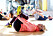 kvinna gör stretchövning mot piriformis syndrom