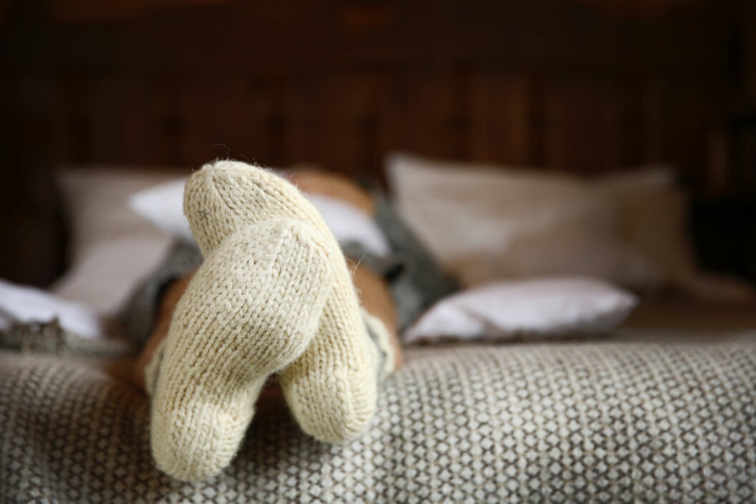 Sover du med strumporna på?