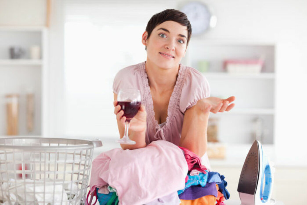 Att ta ett glas vin medan du stryker gör uppgiften festligare. Bild: Shutterstock/IBL