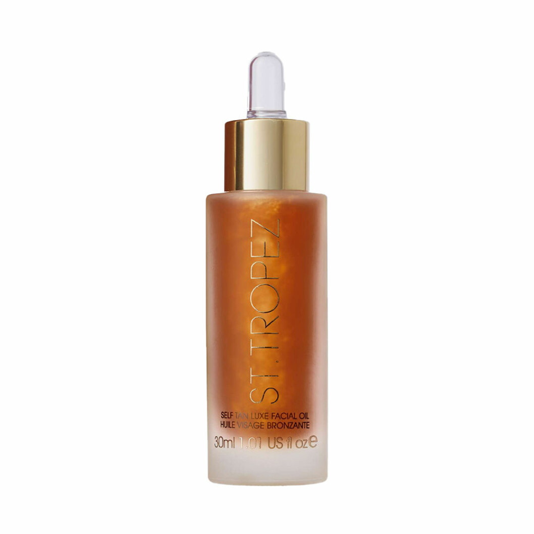 St.Tropez, Self tan luxe facial oil, 30 ml. <a href="https://track.adtraction.com/t/t?a=1136856392&as=1213658115&t=2&tk=1&epi=Busansikte&url=https://www.ahlens.se/Skonhet/hudvard/sol/brun-utan-sol-15301/st-tropez-self-tan-luxe-facial-oil-30-ml-88302029/" target="_blank" rel="noopener">Här kan du köpa den</a>. St Tropez brun utan sol för ansiktet