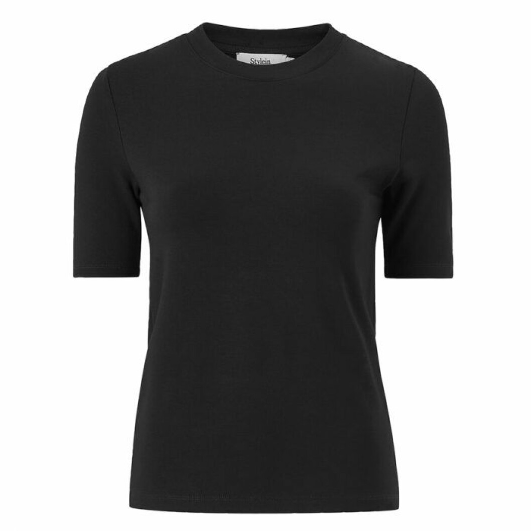 T-shirt från Stylein. <a href="https://www.awin1.com/cread.php?awinaffid=439047&awinmid=8905&clickref=basgarderob&platform=dl&p=%5B%5Bhttps%253A%252F%252Fwww.ellos.se%252Fstylein%252Ftopp-sydney%252F1565478-01%5D%5D" target="_blank" rel="noopener">Här kan du köpa den</a>. T-shirt stylein