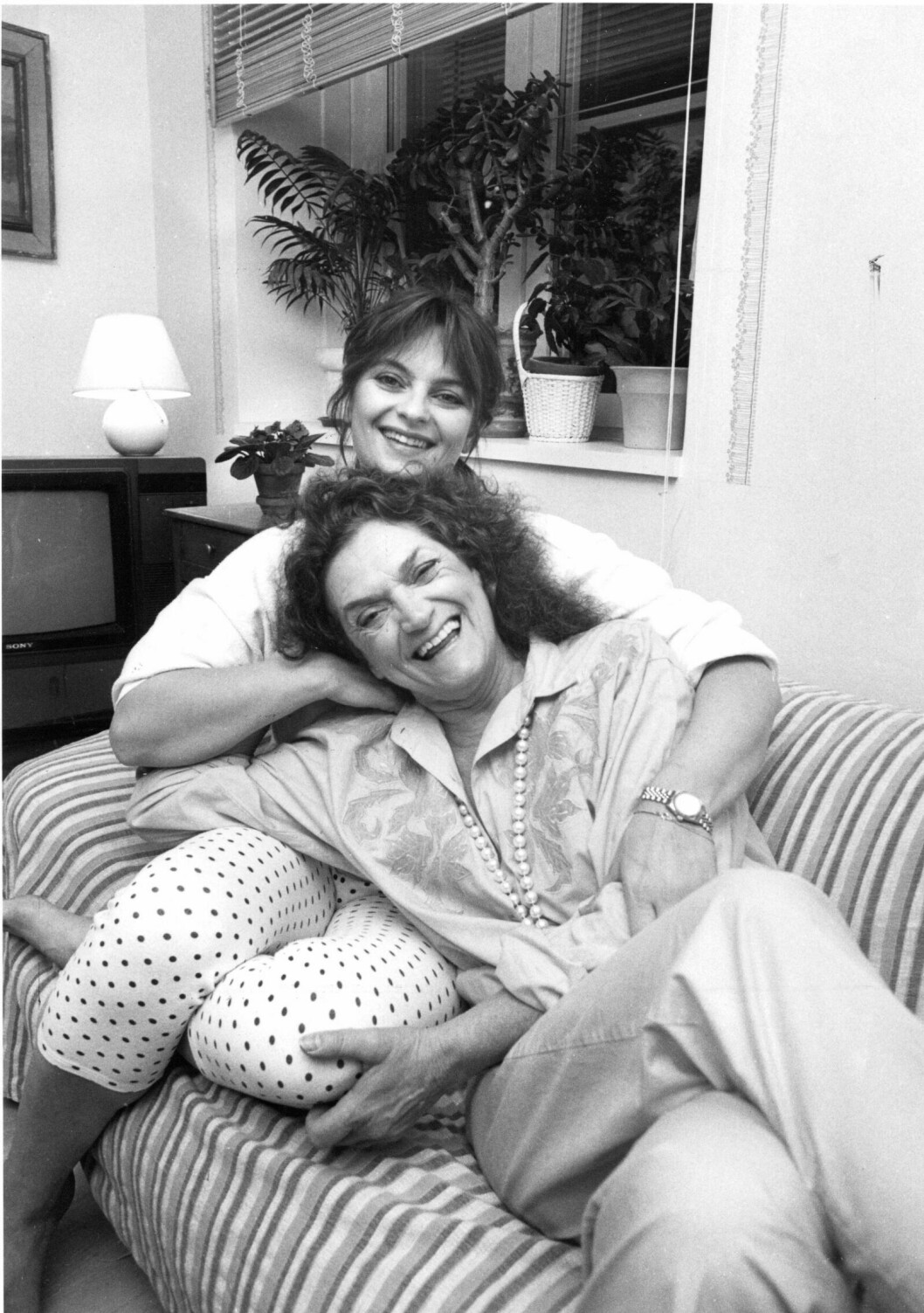 Suzanne, här 34 år, med mamma Bojan som också skådespelare. Foto: TT Suzanne Reuter och mamma Terje Reuter