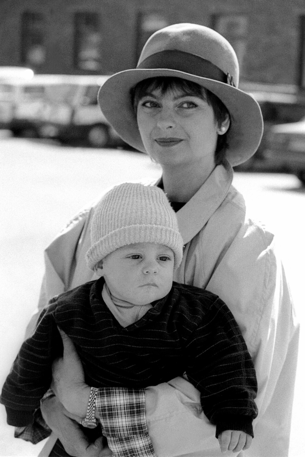 Reuter har valt att hålla sig ganska privat. Detta är en av få bilder som finns med en av sönerna, från 1988. Foto: TT Suzanne reuter med sonen simon