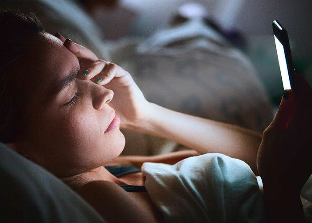 Det blå ljuset från mobiltelefonen och tv:n gör att du har svårare att somna, enligt experterna. kvinna har svårt att sova