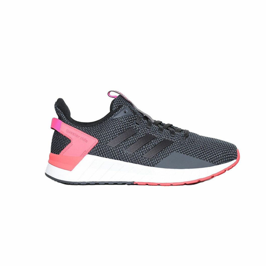 Löparskor från Adidas, <a href="http://clk.tradedoubler.com/click?p(17833)a(3025659)g(17114610)url(http://https://nelly.com/se/kl%C3%A4der-f%C3%B6r-kvinnor/sportkl%C3%A4der/tr%C3%A4ningsskor/adidas-sport-performance-200230/questar-ride-79440-0084/)">749 kronor</a>. Svart sko med rosa detajler från Adidas