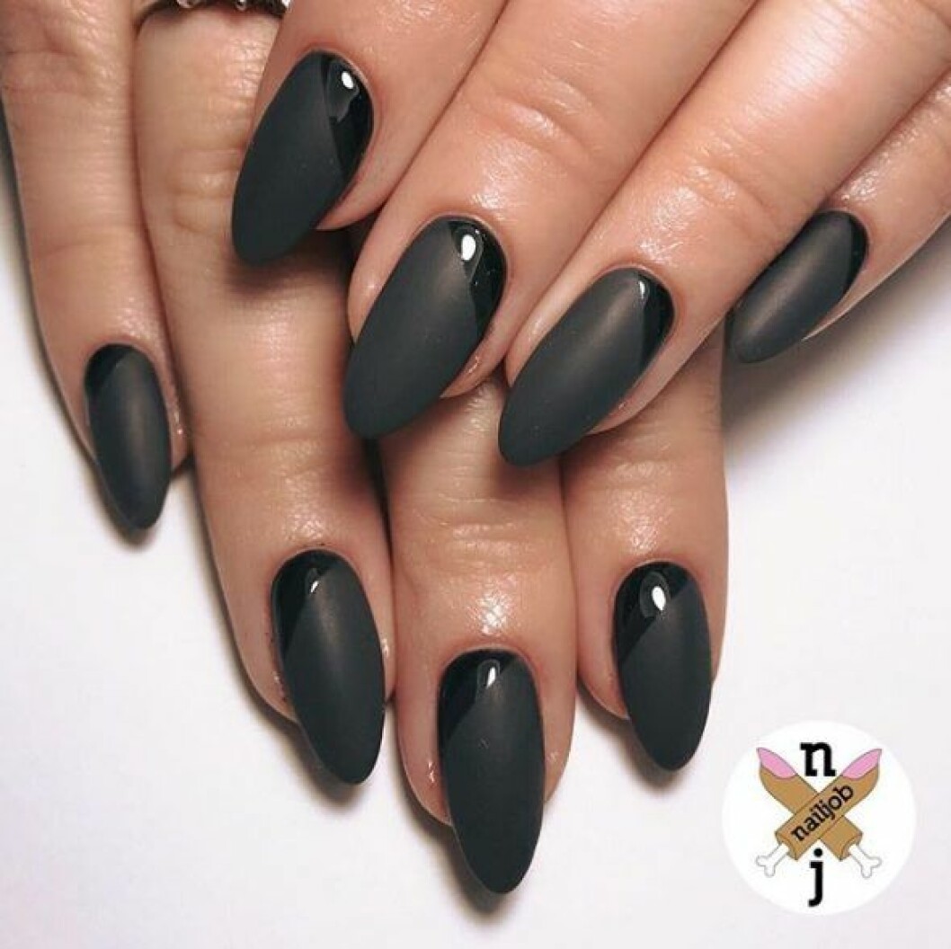 Foto: <a href="https://www.instagram.com/p/BVKgob5hrBq/" target="_blank" rel="noopener">@nailjob//Instagram</a> En bild på en manikyr i svart och matt svart färg.