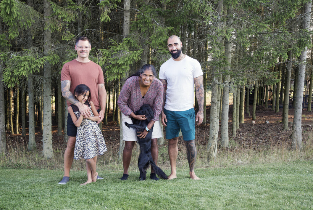 Hela familjen Sköld/Sjökvist med hunden Elsa. familjen Sköld/Sjökvist
