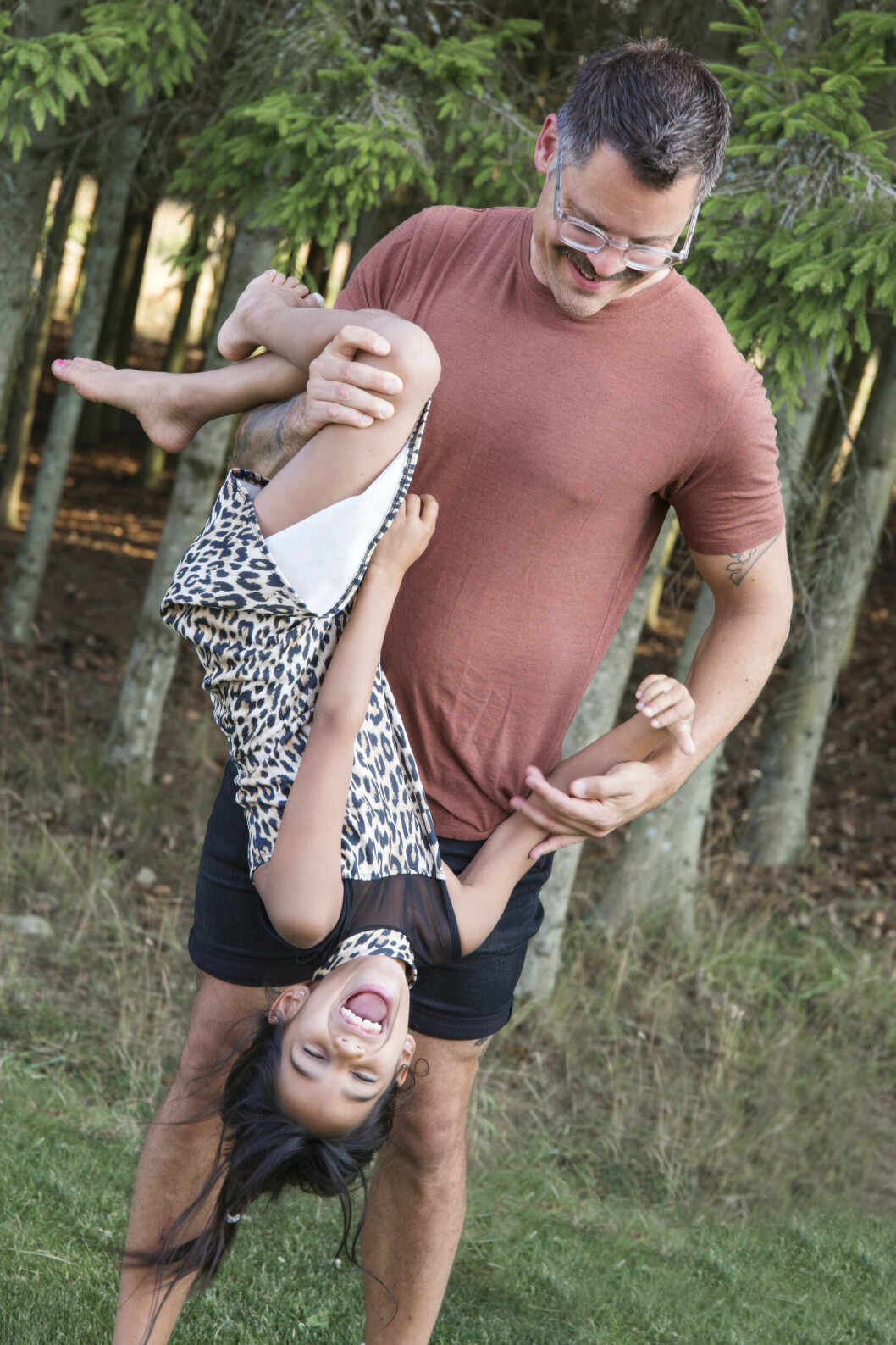 Nimilla har turen att ha två pappor som kan leka med henne. Här med Daniel. Daniel med dottern Nimilla