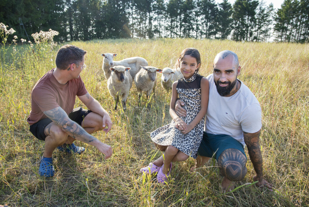 Både Shaz och Daniel är lika mycket pappor åt Nimilla. Två pappor med sin dotter Nimilla