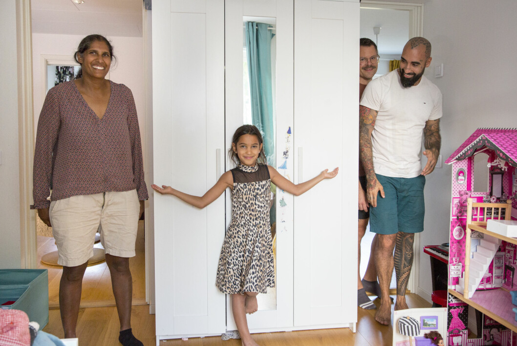 Med Nimillas rum i mitten har hon nära båd till sina båda pappor, och till sin mamma. special designat hus
