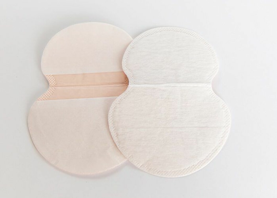 Svettskydd finns i flera olika former och färger som vitt, beige och svart beroende på vilket plagg du bär det till. Skydden påminner om mensskydd till utseendet och absorberar helt enkelt svetten så att du slipper få fläckar på kläderna. svettskydd
