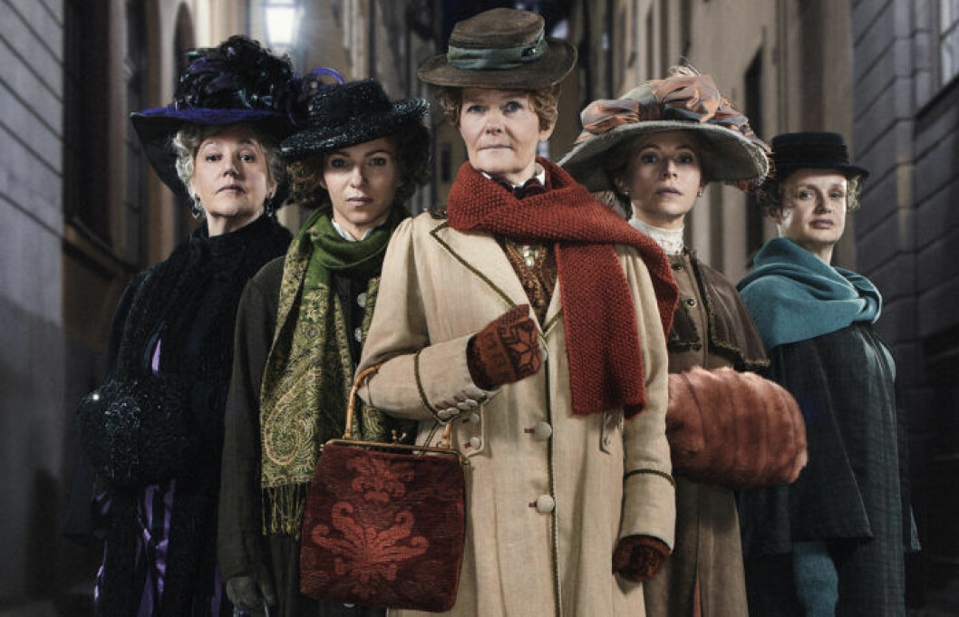Lena T Hansson, Sofia Ledarp, Sissela Kyle, Frida Hallgren och Maria Kulle i Fröken Friman. Foto: Peter Cederling/SVT. Sofia Ledarp