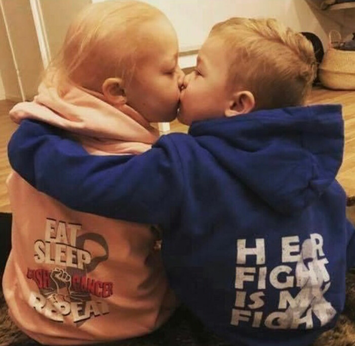 Syskonen Isabelle och Leon har stöttat varandra genom den svåra tiden. Syskonen Isabelle och Leon pussar och kramar varandra