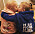 Syskonen Isabelle och Leon pussar och kramar varandra
