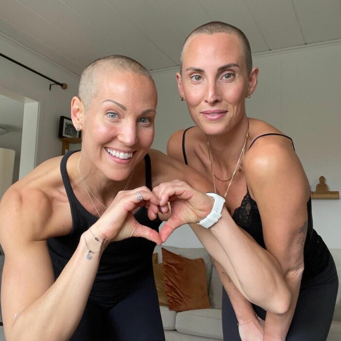Tvillingsystrarna dagen de rakade av håret tillsammans. Foto: Privat. Elin Kjos och Ida Kjos