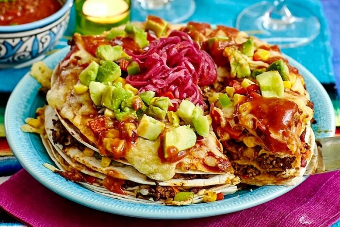 Tacotårtan funkar utmärkt att göra på tortillabröd som har blivit över och kanske är lite torra. På så sätt undviker du onödigt matsvinn! Tacotårta med avokado och picklad rödlök.