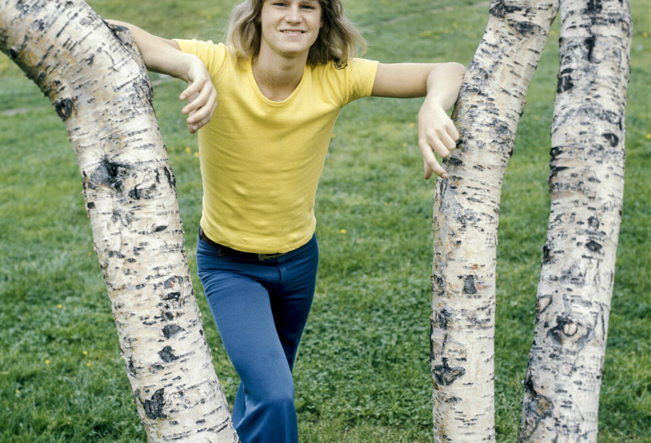 Ted Gärdestad poserar mellan två träd iklädd utsvängda jeans