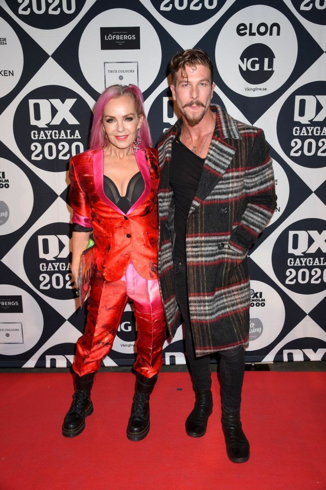 Artisten Tess Merkel tillsammans med Kenny Solomons. Tess Merkel och Kenny Solomons på röda mattan på QX-galan 2020