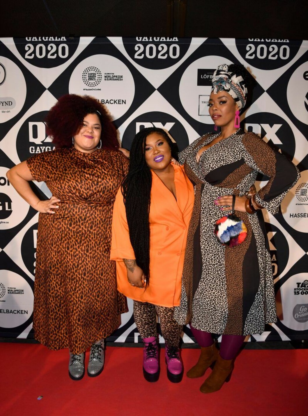 Melloaktuella The Mamas – Loulou Lamotte, Ashley Haynes och Dinah Yonas. The Mamas - Loulou Lamotte, Ashley Haynes och Dinah Yonas på röda mattan på QX-galan 2020
