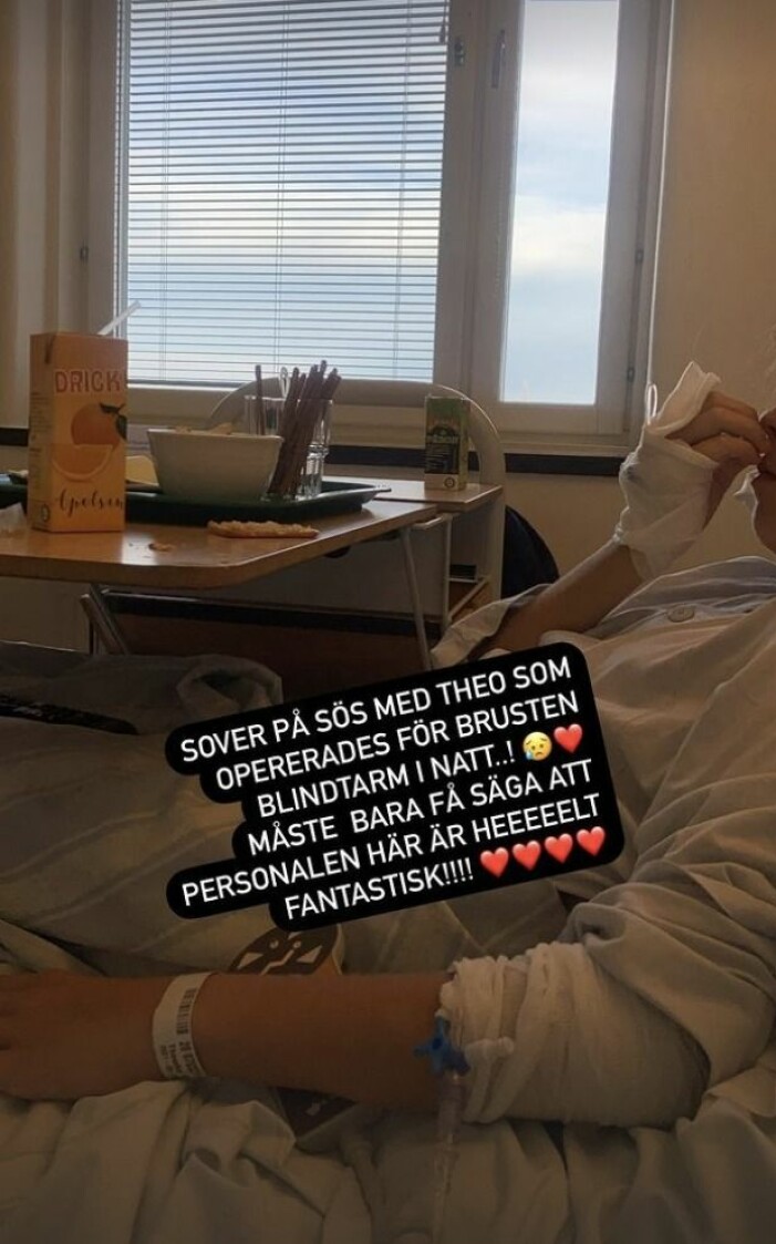 En av bilderna som Pernilla Wahlgren visade upp på Instagram under sjukhusnatten med sonen. Pernilla whalgrens son theo i sjukhussängen med dropp och sjukhuskläder.