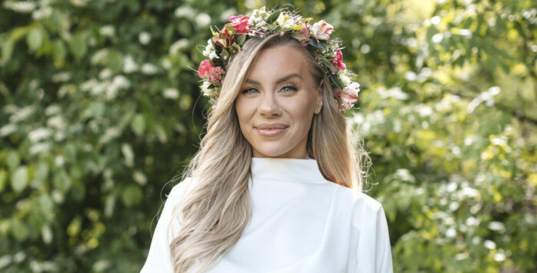 Therese Lindgren har en av Sveriges största Youtubekanaler. Therese lindgren är glad och har blomsterkrans i håret