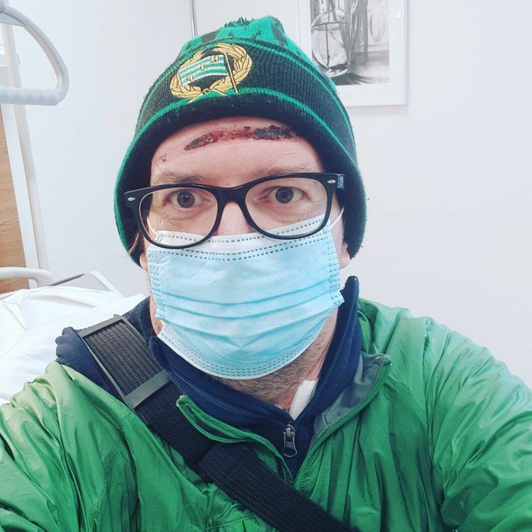 Thomas på väg hem från sin månadslånga sjukhusvistelse. Thomas Ekholm på väg från sjukhuset.