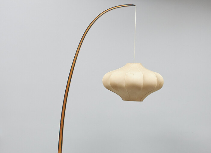 En ståtlig golvlampa på över två meter signerad Gustav Axel Berg 1930-/40-tal. ”Lysande”, var det någon som tyckte och köpte den på auktion för 56 000 kronor 2018.<br class=""><span class=" italic" data-lab-italic_desktop="italic">Foto: Metropol auktioner.</span><br class=""> En golvlampa på två meter med vit tygskärm från 30-40-talet.